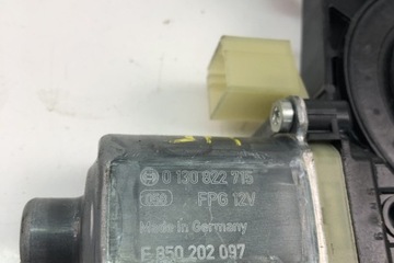 MOTOREK OKNO PŘEDNÍCH PRAVÝCH DVEŘE VW 0130822715 2019