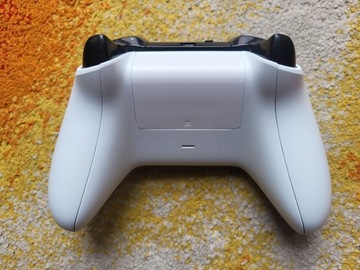 Xbox One Pad White — в очень хорошем состоянии.