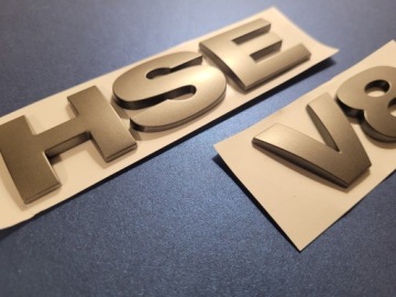 Эмблема Range Rover, надпись HSE V8