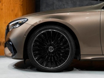 Mercedes Klasa E W214 Sedan 2.0 220d 197KM 2025 E Klasa 220 d 4-Matic AMG 2.0 (197KM) 2025, zdjęcie 2