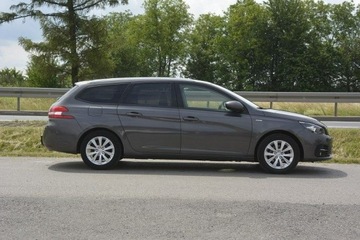 Peugeot 308 II SW Facelifting 1.2 PureTech 110KM 2018 Peugeot 308 1.2 Turbo doinwestowany hak nawigacja, zdjęcie 7