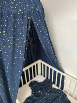 Муслиновый конус с рюшами из роз и золотых звезд.