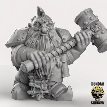 Гном-герой с большим молотом