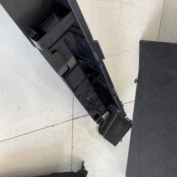 Кронштейн пола багажника правый левый VW TOUAREG III 760 CR7 20р