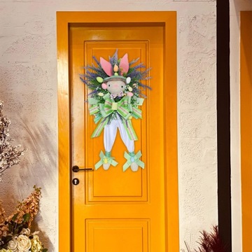 Большой пасхальный венок на входную дверь с кроликом и подвеской в ​​виде разноцветных яиц.