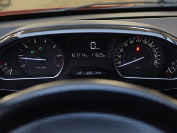 Peugeot 208 I Hatchback 5d Facelifting 1.2 PureTech 82KM 2016 Peugeot 208 1.2 PureTech, Salon Polska, zdjęcie 10