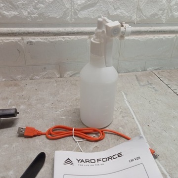 NA6 Yard Force 4V Аккумуляторная мойка окон