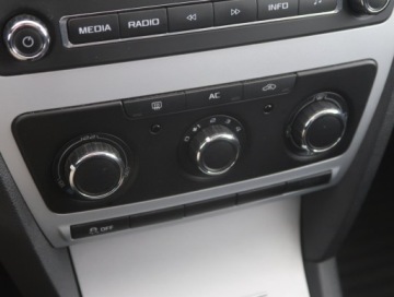 Skoda Octavia II Hatchback Facelifting 1.4 TSI 122KM 2010 Skoda Octavia 1.4 TSI, Salon Polska, zdjęcie 11