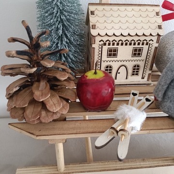 РОЖДЕСТВЕНСКОЕ ПЛАТЬЕ, РОЖДЕСТВЕНСКОЕ ПЛАТЬЕ, Сани ПОДАРОК, ОСВЕЩЕННЫЙ ДОМ