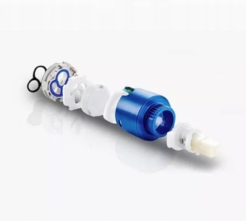 Трехходовой смеситель черного цвета, выдвижной излив.