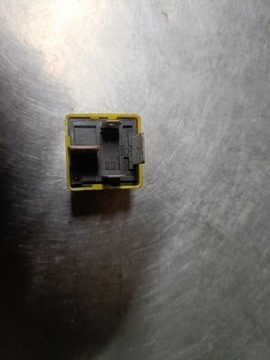 Реле Tyco V23134j52X369 12V 70A Opel OE 90226846 желтое