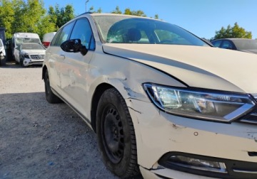 Volkswagen Passat B8 Variant 2.0 TDI BlueMotion SCR 150KM 2019 Volkswagen Passat 2019r, 2.0 TDI. AUTOMAT. Lekko przetarty prawy bok. Jezd, zdjęcie 25