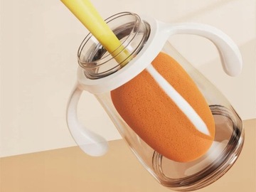 Длинная щетка для мытья бутылок, стаканов и баночек с помощью губки.