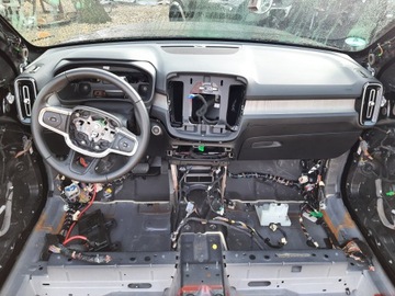 VOLVO XC40 II DESKA KONSOLA KOKPIT