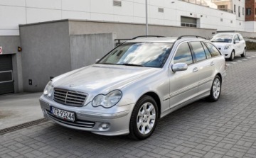Mercedes Klasa C W203 Kombi T203 2.1 (C 220 CDI) 150KM 2007 Mercedes-Benz Klasa C 2,2CDI (150KM) Automat Lift 2007 r 2.1 Diesel 150KM