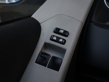 Toyota Yaris II Hatchback 5d 1.0 VVT-i 69KM 2010 Toyota Yaris 1.0 VVT-i, Klima, Klimatronic, zdjęcie 15