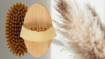 МАССАЖНАЯ ЩЕТКА ДЛЯ СУХОГО ТЕЛА AKITO С МЯГКОЙ ЖИСТИНКОЙ