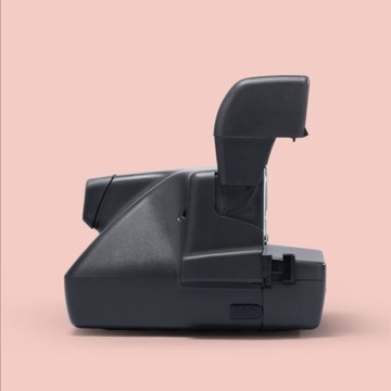 Камера моментальной печати Polaroid 636 крупным планом, черная