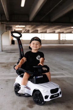 Спортивная коляска MX5 с ручкой, звуком и светодиодной кнопкой-толкателем.