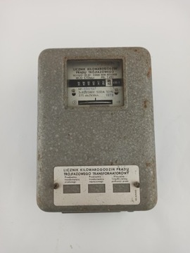 Трехфазный трансформаторный счетчик киловатт-часов.