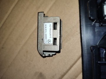 HNÍZDO USB ROZHRANÍ A2188210311 W212 W218 CLS MERCEDES