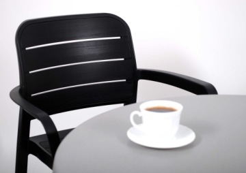 Удобное садовое кресло Tisara со спинкой из пластика для террасы