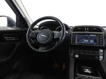 Jaguar F-Pace SUV 2.0 i4D 180KM 2016 Jaguar F-PACE 20d Automat AWD Portfolio Nawigacja, zdjęcie 15