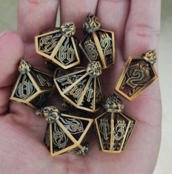 НАБОР МОЛОТОВА ИЗ 7 МЕТАЛЛИЧЕСКИХ КУБИКОВ ДЛЯ РПГ