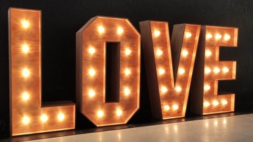 Деревянная надпись LOVE со свадебными лампочками, 120 см.