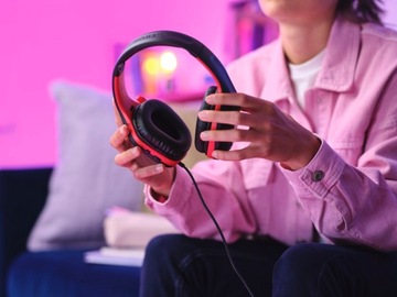 ЛЕГКИЕ ИГРОВЫЕ НАУШНИКИ С ПРОВОДНОЙ ПЕРЕКЛЮЧАТЕЛЕЙ