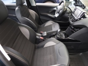 Peugeot 2008 I SUV Facelifting 1.2 PureTech 110KM 2016 Peugeot 2008 1.2 PureTech, Salon Polska, zdjęcie 8