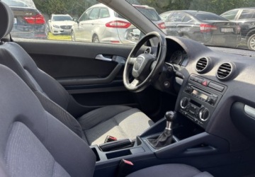 Audi A3 8P Hatchback 3d 1.6 102KM 2004 Audi A3 3-drzwiowe 2004r. 1.6 Benzyna 102KM, zdjęcie 9
