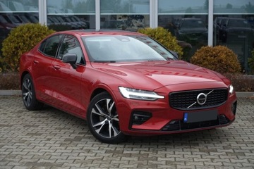 Volvo S60 III Sedan Facelifting 2.0 B5 250KM 2024 Volvo S60 Bezwypadek B5 AWD UltimateDark Kamera360 ACC R-Design FV23, zdjęcie 1