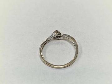 Złoty pierścionek/ 585/ A part/ 1.76 gram/ R12.5/ DIA ~~ 0.11 CT/ białe