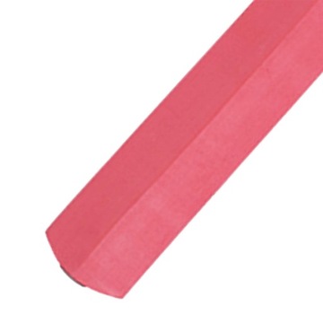 Ребенок в крикет тренируется на открытом воздухе и играет в бейсбол в красном цвете.