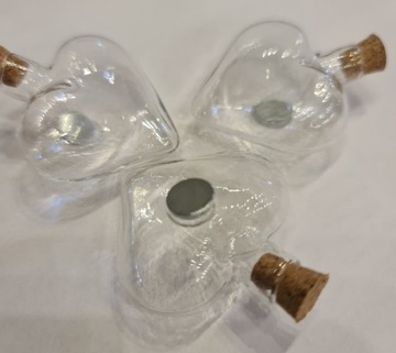 Стеклянная бутылка в форме сердца с магнитом и пробкой.