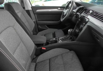 Volkswagen Passat B8 Variant Facelifting 2.0 TDI SCR 200KM 2023 Volkswagen Passat Variant 2.0TDI 200KM DSG, Business, Czujniki parkowania,, zdjęcie 12