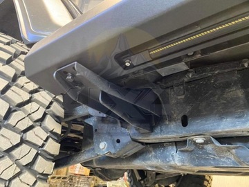 Стальные пороги с подсветкой, установленные на раму Jeep Wrangler JL