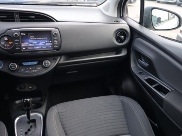 Toyota Yaris III Hatchback 5d Facelifting 2017 1.5 Hybrid 100KM 2018 Toyota Yaris 1.5 Hybrid, Salon Polska, Automat, zdjęcie 7