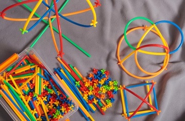 СТРОИТЕЛЬНЫЕ БЛОКИ, СОЛОМОЧКИ, ПАЛКИ, ТРУБКИ, 400 шт.