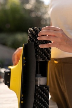 Аккумуляторная щетка для чистки тротуарной плитки и террас Karcher PCL 3-18