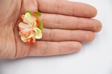 Искусственные цветы-гвоздики из бумаги на проволоке, 6 шт.