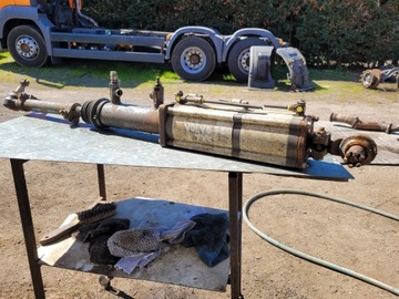 SIŁOWNIK SKRĘTU TRZECIEJ OSI TYLNY VOLVO FE D7E