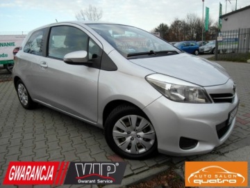 Toyota Yaris III Hatchback 5d Facelifting 1.0 VVT-i 69KM 2014 Toyota Yaris Salon Polska Klimatyzacja Wspomaganie Abs Benzyna 69KM