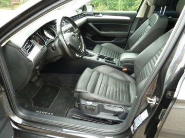 Volkswagen Passat B8 Variant 2.0 TDI BlueMotion SCR 150KM 2018 Volkswagen Passat NAWIGACJA PLHIGHLINE DSG-7PANORAMAASYSTENT PARKOWANIASKO, zdjęcie 7