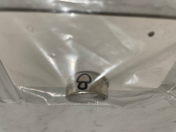 Metalowy pierścionek dla dziewczynki