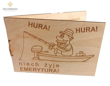 Prezent dla emeryta kartka drewniana z życzeniami