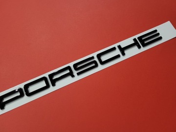 Надпись на эмблеме Porsche в черном глянцевом цвете