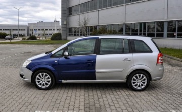 Opel Zafira B 1.8 ECOTEC 140KM 2009 Opel Zafira 1,8 (140KM) LPG 2009 r. Lift 7-osobowy 1.8 BenzynaLPG 140KM, zdjęcie 4