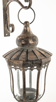 Металлический фонарь, старинный подвесной фонарь.